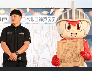 神戸の木材で作ったコベルコ神戸スティーラーズのチームロゴのレリーフと、李承信選手＝１日午後、神戸市中央区波止場町（撮影・斎藤雅志）