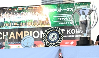 サッカー、ラグビー、バスケットボールの各リーグで優勝チームに与えられるトロフィーなど＝１日午後、神戸市中央区波止場町（撮影・斎藤雅志）