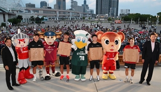 記念撮影に応じるコベルコ神戸スティーラーズ李承信選手（左から２人目）、ヴィッセル神戸佐々木大樹選手（同３人目）、神戸ストークス寺園脩斗選手（同４人目）、ＩＮＡＣ神戸レオネッサ愛川陽菜選手（同５人目）ら＝１日午後、神戸市中央区波止場町（撮影・斎藤雅志）