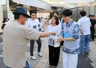 街頭で熊本地震への支援を呼びかける「ワカモノヂカラプロジェクト」のメンバーら＝２日午後、神戸市中央区三宮町１