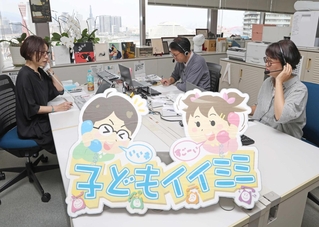 「子どもイイミミ」の電話に対応する担当者＝２０２５年８月、神戸新聞社