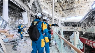 爆発が起きた「イオンモール熊本」で取り残された人がいないか捜索する兵庫県警の広域緊急援助隊＝７月30日、熊本県嘉島町（兵庫県警提供）