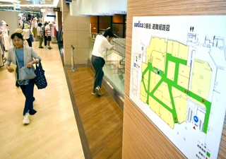 多くのテナント店舗が並ぶ地下街「さんちか」。各所に避難経路図が掲示されている＝７月３０日、神戸市中央区