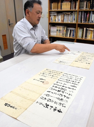 龍野城下の旧龍野藩士宅から見つかった羽柴秀吉からの朱印状＝たつの市龍野町上霞城