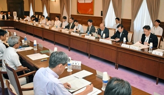 海外在住ランナーの応募者数などが報告された神戸マラソン実行委員会の総会＝４日午後、兵庫県公館