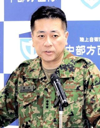 陸上自衛隊中部方面総監に着任し、会見で決意を語る松永浩二陸将＝伊丹駐屯地