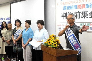 判決前集会で裁判を振り返る原告の菅野みずえさん（左から２人目）、森松明希子さん（同３人目）、菅野昭雄さん（右端）ら＝大阪市中央区、エル大阪