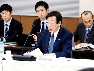 地方制度調査会の専門小委員会で、特別市に対する考えを述べる神戸市の久元喜造市長（中央）＝４月、東京都内（同市提供）
