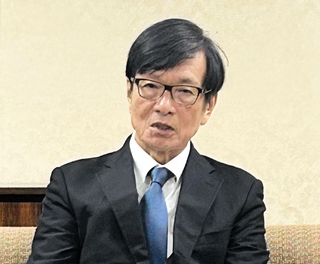 理事会の審議結果について説明する神戸市民文化振興財団の服部孝司理事長＝神戸市中央区楠町４、神戸文化ホール