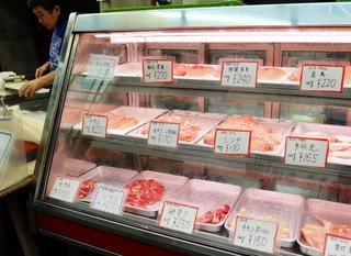 店先の商品にはきりのいい金額の値札が並ぶ。内税表示のため「変えにくい」とこぼす店主も＝５日午後、神戸市兵庫区東山町１、東山商店街