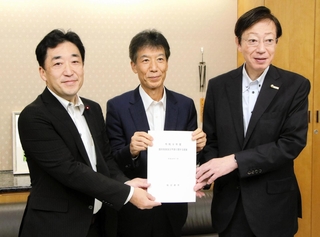 原邦彰総務事務次官（中央）に提案書を手渡す久元喜造神戸市長（右）と横畑和幸神戸市会議長＝総務省