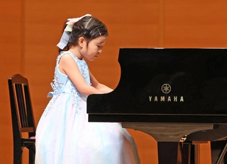 心を込めて課題曲を披露する出場者＝神戸新聞松方ホール（撮影・辰巳直之）