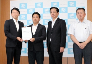 斎藤元彦知事（左端）に申し入れ書を手渡す兵庫県議会自民党、公明党、ひょうご県民連合の幹事長＝６日午後、県庁