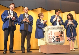 鏡開きで開催を祝う久元喜造神戸市長（左端）、俳優の竹下景子さん（中央）ら＝東京都内