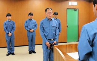 斎藤元彦知事に決意を述べる洲本土木事務所まちづくり参事の杉本明さん（左から３人目）＝兵庫県庁