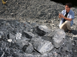 トンネル工事で掘削され、保管されている篠山層群の石。この中に新たな発見につながる化石などが見つかるかもしれない＝三田市弥生が丘６、兵庫県立人と自然の博物館