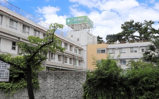 兵庫医科大への事業承継が決まった三好病院＝７日午後、西宮市甲子園口北町