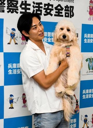 わんわん見守り隊の広報大使に就任した友永真也さん＝県警本部