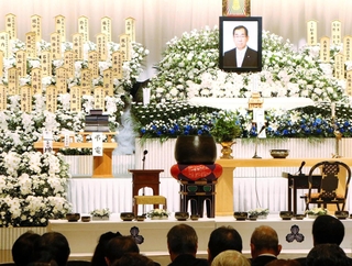 約４００人が参列した前衆院議員松本剛明さんの告別式＝７日午前、東京都港区