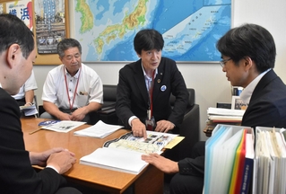 国道１７５号の整備促進を求め、（右から）国土交通省の沓掛敏夫道路局長に現状を説明する片山象三西脇市長と林時彦丹波市長ら＝東京都千代田区