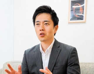 神戸新聞社のインタビューに応じる吉村洋文大阪府知事＝大阪市中央区、日本維新の会本部