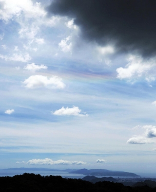 空に現れた環水平アーク＝８日午後、神戸市灘区、摩耶山天上寺から（撮影・鈴木雅之）