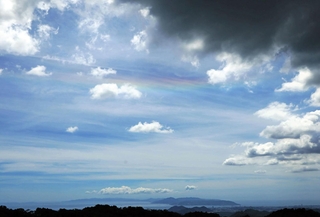 空に現れた環水平アーク＝８日午後、神戸市灘区、摩耶山天上寺から（撮影・鈴木雅之）