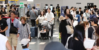 帰省客や観光客でにぎわうロビー＝８日午前、神戸市中央区神戸空港（撮影・笠原次郎）