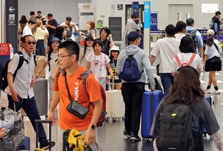 帰省客や観光客でにぎわうロビー＝８日午前、神戸市中央区神戸空港（撮影・笠原次郎）