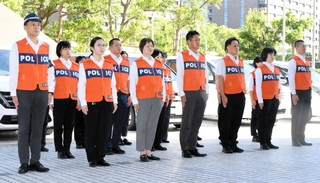 熊本地震の被災者支援部隊として現地に向かう兵庫県警の警察官＝８日午前、神戸市中央区下山手通５