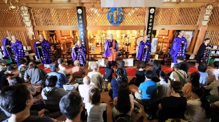 深夜に営まれる「星下り会式」で、参拝者を清める僧ら＝８日深夜、神戸市灘区、摩耶山天上寺