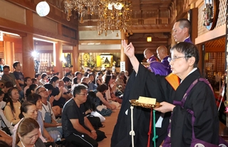 深夜に営まれる「星下り会式」で、参拝者を清める僧ら＝８日深夜、神戸市灘区、摩耶山天上寺（撮影・風斗雅博）