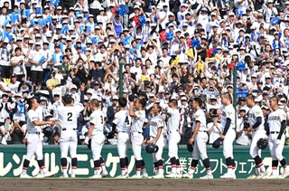 智弁和歌山に惜敗した社の選手たちに応援席から惜しみない拍手が送られた＝11日午後、西宮市の甲子園球場（撮影・斎藤雅志）