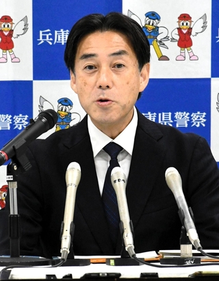 着任に当たり、記者会見した兵庫県警の上羽浩行刑事部長＝兵庫県警本部（撮影・長沢伸一）