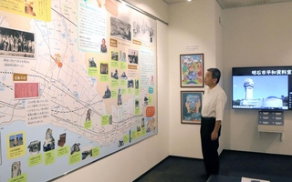明石市立文化博物館内の「平和資料室」に掲示されている巨大な地図パネル。戦時下の暮らしや空襲の跡を示している＝明石市上ノ丸２