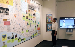 明石市立文化博物館内の「平和資料室」に掲示されている巨大な地図パネル。戦時下の暮らしや空襲の跡を示している＝明石市上ノ丸２