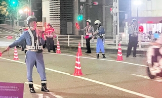 改正法の施行を前に神戸市内で実施された飲酒検問。同様の取り締まりが県内各地で行われた＝７月１７日夜、同市灘区
