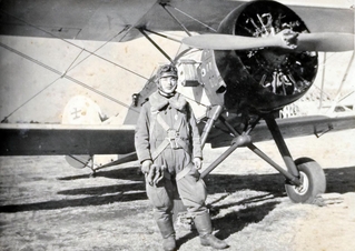 飛行機の前に立つ岩本益臣さん（岩本博臣さん提供）