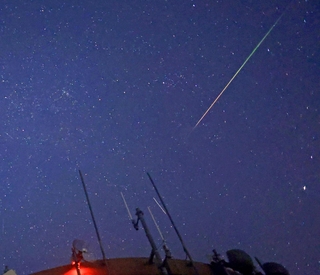 色合いを変化させながら輝いた流れ星＝１４日未明、兵庫県猪名川町柏原