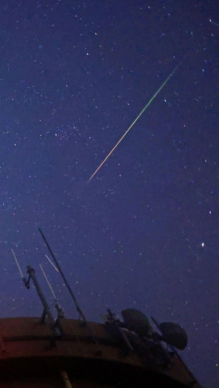 色合いを変化させながら輝いた流れ星＝１４日未明、兵庫県猪名川町柏原