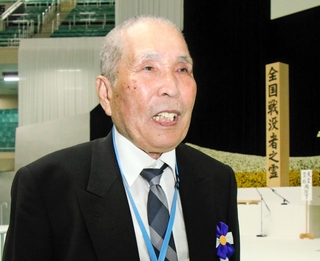 全国戦没者追悼式に参列した徳田保幸さん＝１５日午前、東京都千代田区、日本武道館