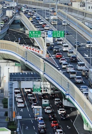 お盆のＵターンラッシュで渋滞する阪神高速神戸線の上り車線。下は一般道＝１５日午後５時２１分、神戸市長田区大橋町３（撮影・鈴木雅之）