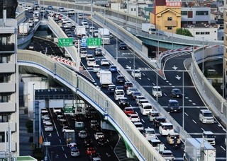 お盆のＵターンラッシュで渋滞する阪神高速神戸線の上り車線。下は一般道＝１５日午後５時２１分、神戸市長田区大橋町３（撮影・鈴木雅之）
