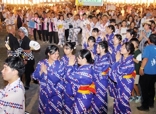 やぐらを囲んで手拍子を合わせる踊り手たち＝１５日夜、丹波篠山市北新町（撮影・千葉翔大）