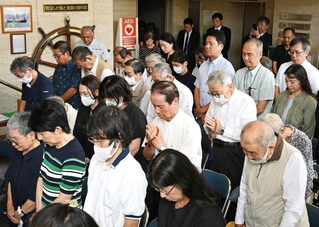 戦没船員を追悼するため黙とうをささげる出席者ら＝１５日午後、神戸市中央区海岸通３、全日本海員組合関西地方支部（撮影・斎藤雅志）