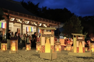 迎えた精霊を山上から送り出す「摩耶の送り火」＝１６日夕、神戸市灘区摩耶山町、摩耶山天上寺