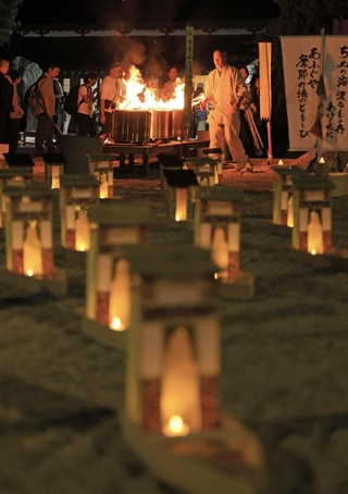 迎えた精霊を山上から送り出す「摩耶の送り火」＝１６日夕、神戸市灘区摩耶山町、摩耶山天上寺