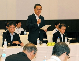 近畿２府８県議会議長会議であいさつする兵庫県議会の北野実議長（中央）＝姫路市駅前町、ホテルモントレ姫路