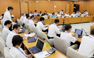 兵庫県の公債費負担適正化計画案などについて議論した県議会総務常任委員会＝１８日午前、県庁