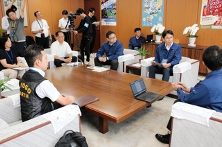斎藤元彦知事（右端）に、被災した熊本での支援活動について報告する職員たち＝１８日午前、兵庫県庁